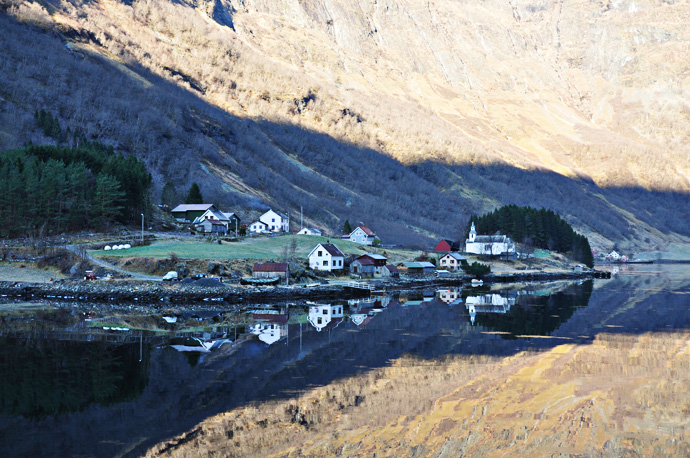 Petite ville au bord de l’eau