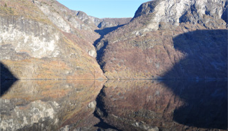 Petite maison au milieu d'un fiord Norvégien