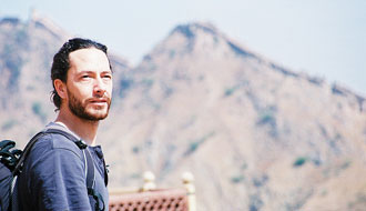 Yann sur la route du Fort d’Amber, Inde