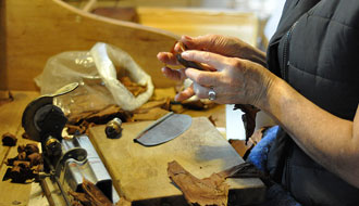 Cigares Navarre de Navarrenx : les rouleuses Cubaines en action