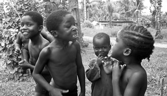 Rires et grimaces – Enfants d’Apatou