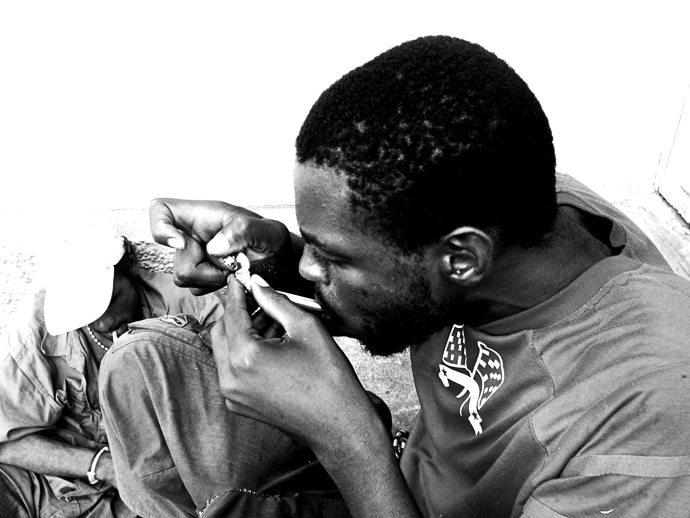 Gérald P. fumeur de crack à Cayenne, Guyane