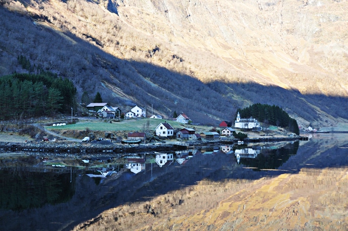 Petite ville au bord de l'eau  Norvège, Entre Gudvangen et Flam