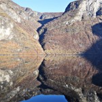 Petite maison au milieu d'un fiord Norvégien