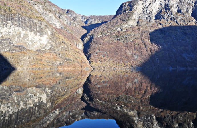 Petite maison au milieu d'un fiord Norvégien