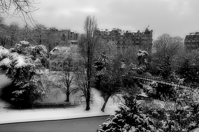 Les Buttes Chaumont sous la neige, Paris