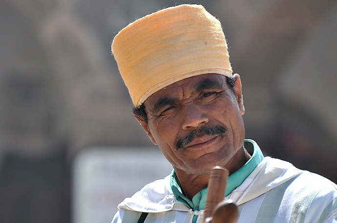 Musicien Marocain dans une rue d'Essaouira, Maroc