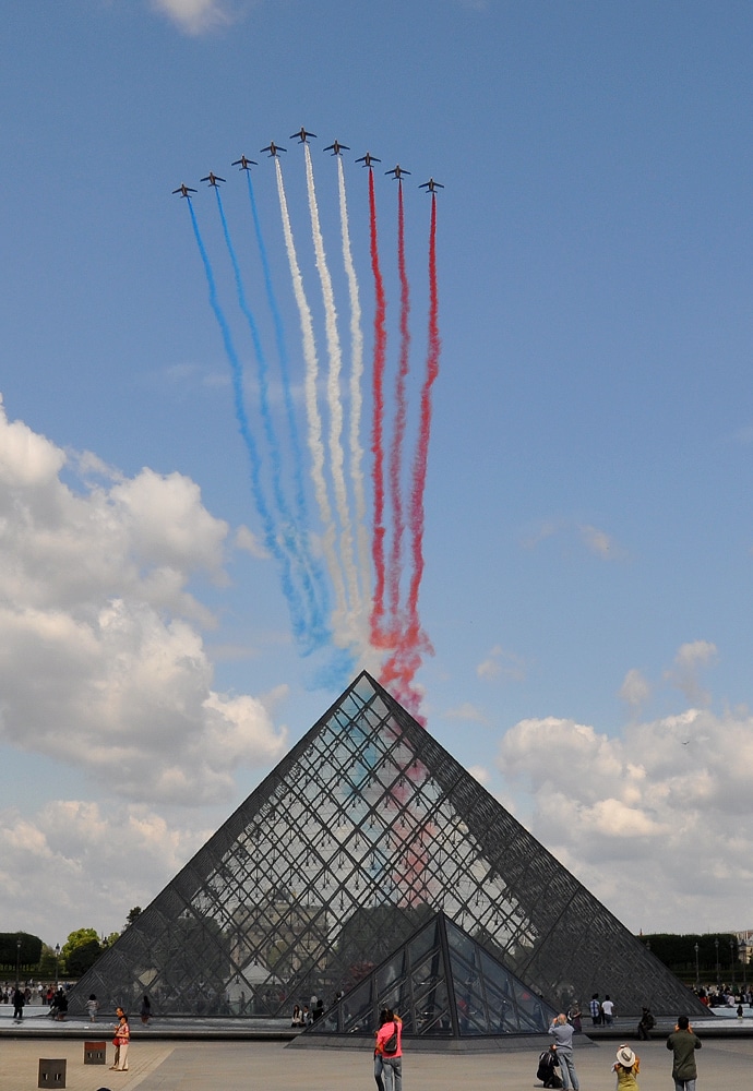 Passage de la patrouille de France au dessus du Louvre