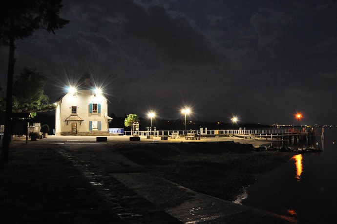 Photo de nuit au bord du lac de Genève