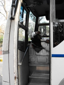 Le chauffeur se repose avant après six heures de route et avant six nouvelles heures... Agra, Uttar Pradesh.