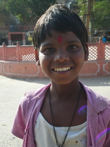 Petite fille de Gaitor, Rajasthan - cénotaphes des maharadjas de Jaipur. Elle porte un tikka rouge. 