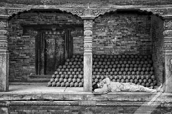 Cette photographie "Repos" a été réalisée en 2012 à Bhaktapur au Népal.