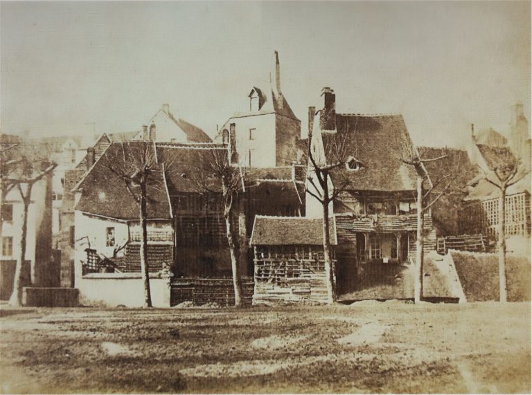 Vieux Montargis, Place Girodet 45200 Montargis - Vers 1854, photographie : Richou