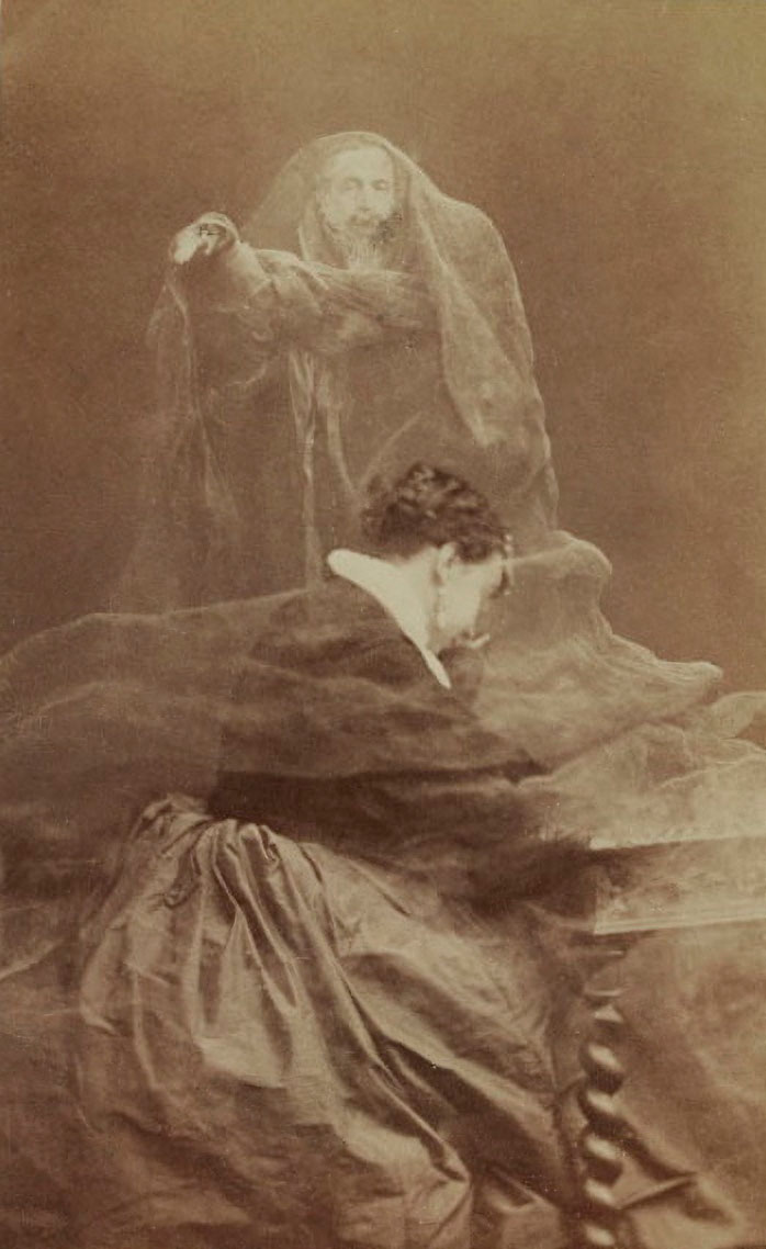L’esprit de l’empereur Napoléon III apparait à l’impératrice Eugénie en deuil. Photographe : Edouard Buguet, pseudonyme C. Robert.