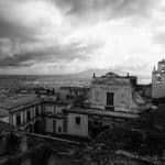 Vue sur la ville de Naples et le Vésuve, avril 2025