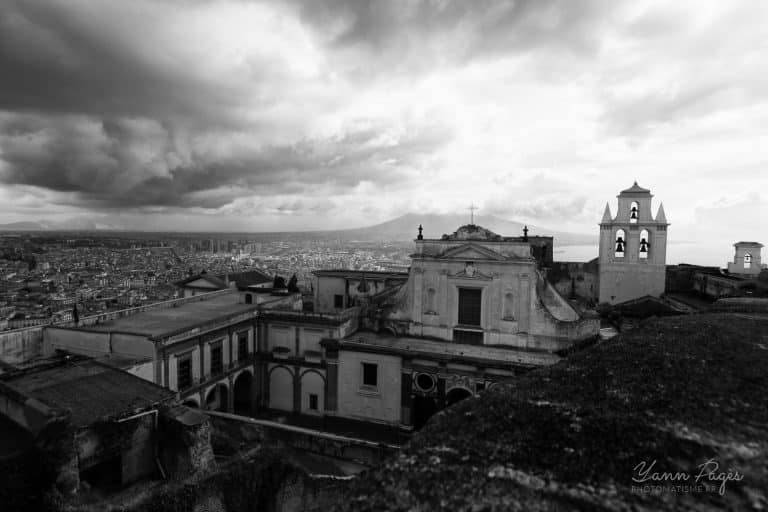 Vue sur la ville de Naples et le Vésuve, avril 2025